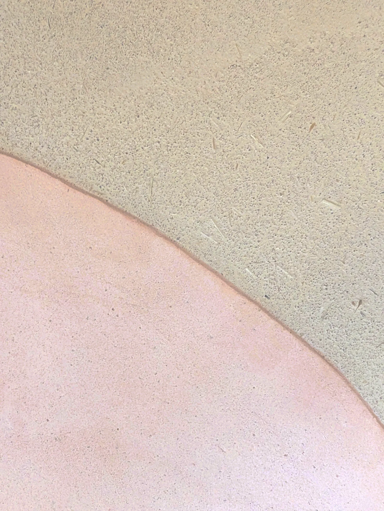 Detail rozhraní dvou povrchů v koupelně