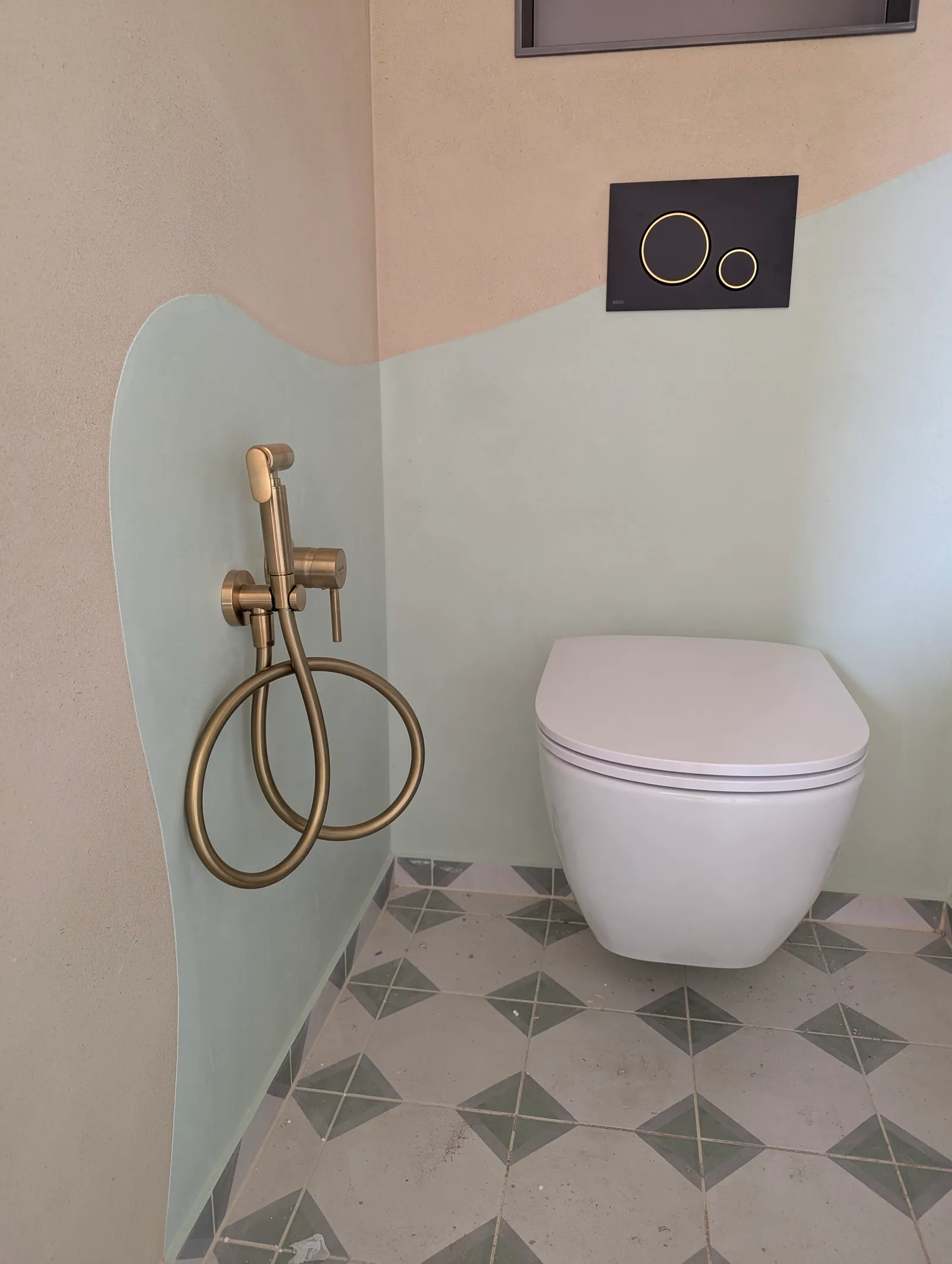 WC s japonskou hlazenou omítkou